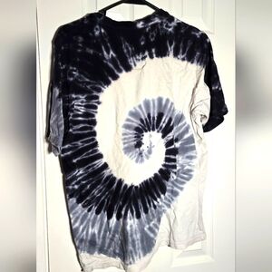 Broken threads tie die shirt
